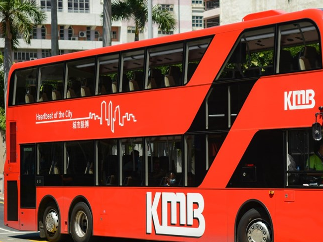Minibus Tabrak Bus KMB Yang Sedang Berhenti di Mong Kok - Berita Indonesia