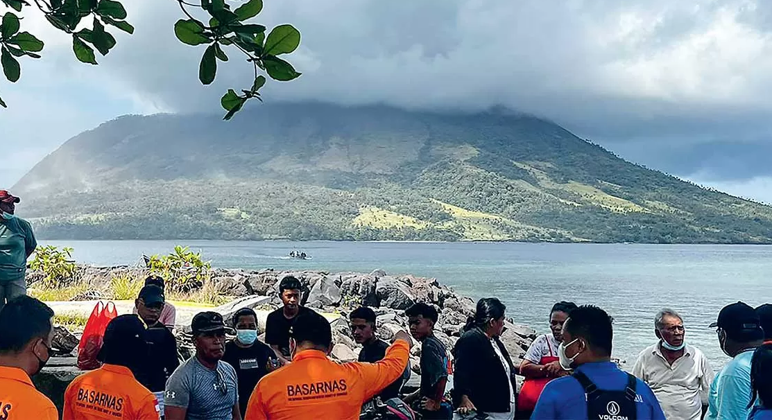 Gunung Ruang Berstatus Awas Reruntuhan Rawan Picu Tsunami Berita